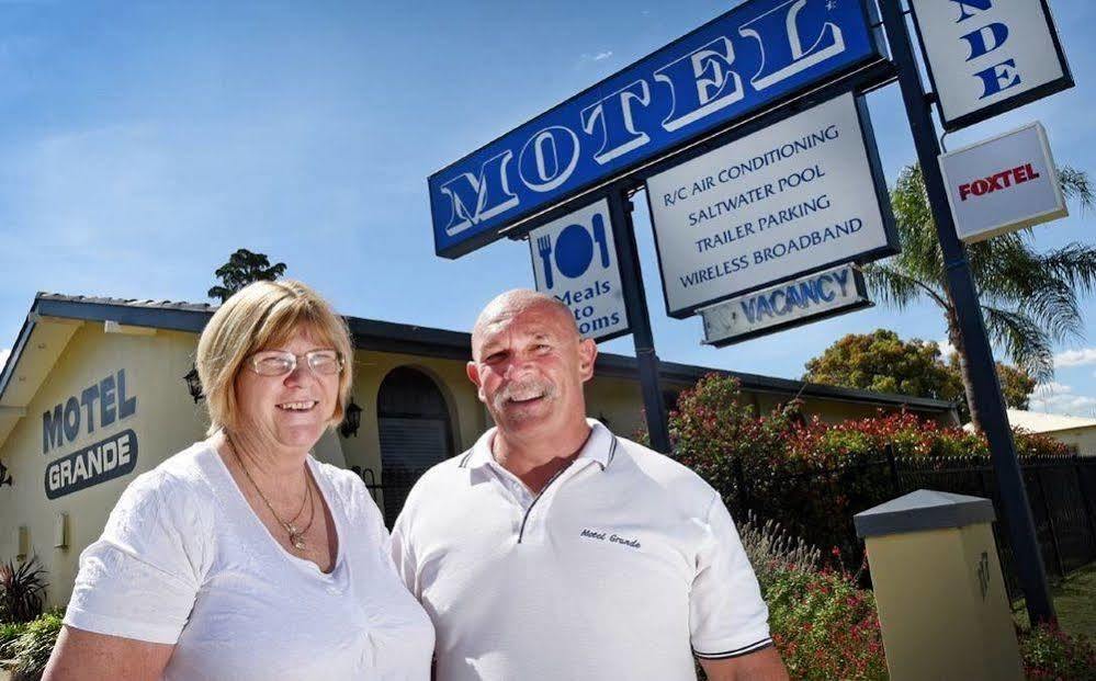 Motel Grande Тамуорт Экстерьер фото